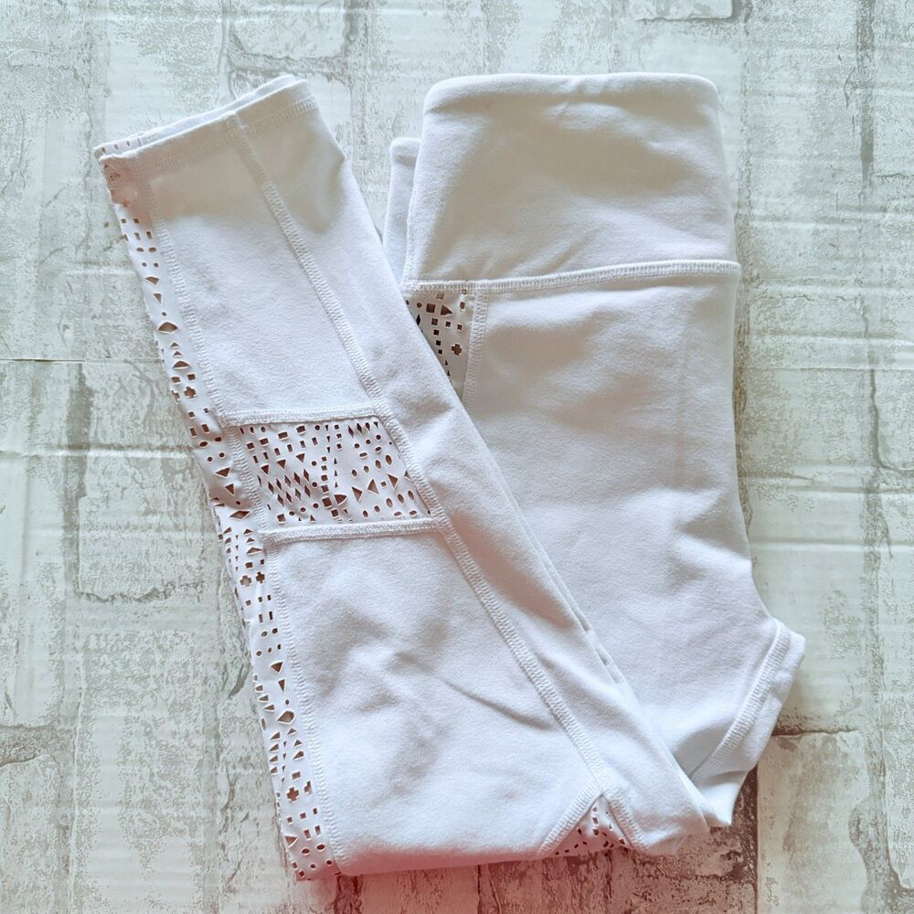 Alo Yoga White High-Waist Charm Capris Laser Cut Sleek Studio Leggings Sz XS - Picture 3 of 7
